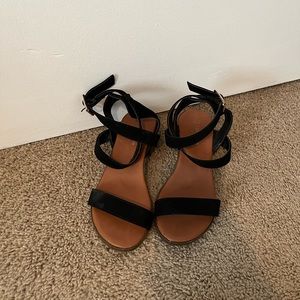 Black strap sandals, with a 1 inch heel